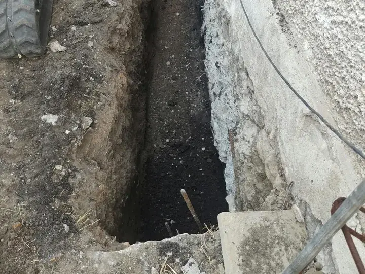 Тесен дълбок изкоп до бетонна основа