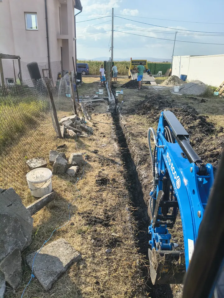 Изглед от кабината на Rippa R15 при изкоп за ограда
