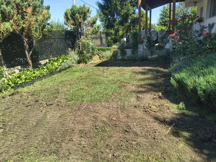 Подравняване и подготовка на двор с минибагер