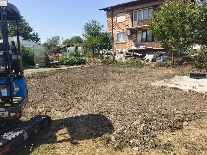 Подравняване на двор с минибагер